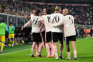 Palermo, Italia, 1 novembre 2025. Stadio Renzo Barbera, Palermo vs Pescara, match valido per il campionato di Serie B 2025/2026. Nella foto: Esultanza Palermo