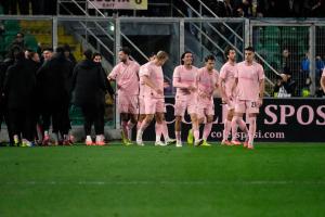 Palermo, Italia, 7 febbraio 2026. Stadio Renzo Barbera, Palermo vs Empoli, match valido per il campionato di Serie B 2025/2026. Nella foto: Esultanza Emmanuel Gyasi (Palermo FC)