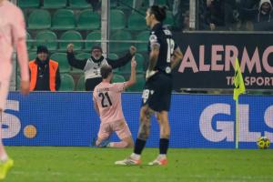 Palermo, Italia, 12 dicembre 2025. Stadio Renzo Barbera, Palermo vs Sampdoria, match valido per il campionato di Serie B 2025/2026. Nella foto: Esultanza Jeremy Le Douaron (Palermo FC)