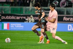 Palermo, Italia, 7 febbraio 2026. Stadio Renzo Barbera, Palermo vs Empoli, match valido per il campionato di Serie B 2025/2026. Nella foto: Stiven Shpendi (Empoli FC) e Patryk Peda (Palermo FC)