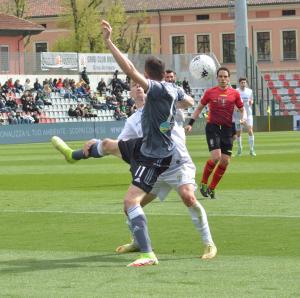 Alessandria, Serie B, 2021/2022, Alessandria-Pordenone 2-0, giocata allo stadio Giuseppe Moccagatta, nella foto: Federico Mattiello contrastato da Jacopo Pellegrini