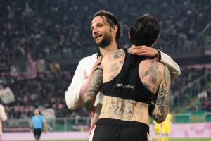Palermo, Italia, 1 novembre 2025. Stadio Renzo Barbera, Palermo vs Pescara, match valido per il campionato di Serie B 2025/2026. Nella foto: Esultanza Matteo Brunori (Palermo FC) e Bartosz Bereszynski (Palermo FC)