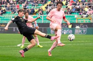 Palermo, Italy, 14 February 2026. Renzo Barbera Stadium, Palermo vs Virtus Entella, match valid for the 2025/2026 Serie B championship. In the photo:Mattia Bani (Palermo FC) and Tommaso Del Lungo (Virtus Entella)