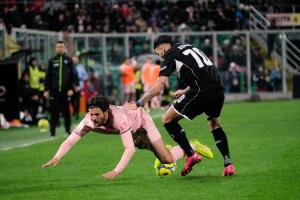 Palermo, Italy, 18 January 2026. Renzo Barbera Stadium, Palermo vs Spezia, match valid for the 2025/2026 Serie B championship. In the photo: Bartosz Bereszynski (Palermo FC) and Emanuele Adamo (Spezia)