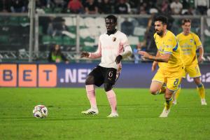 Palermo, Italy, 1 November 2025. Renzo Barbera Stadium, Palermo vs Pescara, match valid for the 2025/2026 Serie B championship. In the photo: Claudio Gomes (Palermo FC) and Fabrizio Caligara (Pescara)