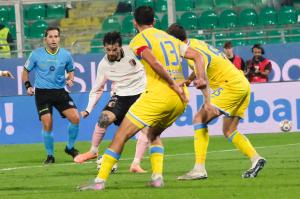 Palermo, Italia, 1 novembre 2025. Stadio Renzo Barbera, Palermo vs Pescara, match valido per il campionato di Serie B 2025/2026. Nella foto: Gol Matteo Brunori (Palermo FC)