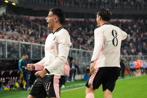 Palermo, Italia, 1 novembre 2025. Stadio Renzo Barbera, Palermo vs Pescara, match valido per il campionato di Serie B 2025/2026. Nella foto: Esultanza Palermo Jeremy Le Douaron (Palermo FC) e Jacopo Segre (Palermo FC)