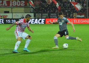 Alessandria, Serie B, 2021/2022, Alessandria-Vicenza 0-1, giocata allo stadio Giuseppe Moccagatta, nella foto: Gabriel Lunetta contrastato da Christian Maggio