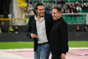 Palermo, Italia, 1 novembre 2025. Stadio Renzo Barbera, Palermo vs Pescara, match valido per il campionato di Serie B 2025/2026. Nella foto: Luca Toni e Lamberto Zauli