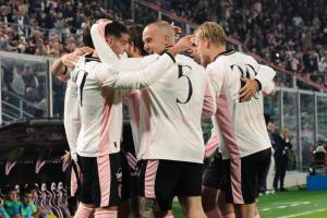 Palermo, Italia, 1 novembre 2025. Stadio Renzo Barbera, Palermo vs Pescara, match valido per il campionato di Serie B 2025/2026. Nella foto: Esultanza Palermo