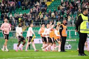 Palermo, Italia, 1 novembre 2025. Stadio Renzo Barbera, Palermo vs Pescara, match valido per il campionato di Serie B 2025/2026. Nella foto: Esultanza finale del Palermo