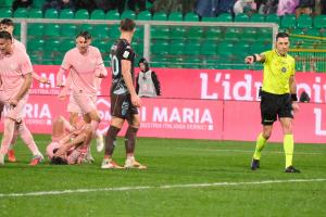 Palermo, Italia, 7 febbraio 2026. Stadio Renzo Barbera, Palermo vs Empoli, match valido per il campionato di Serie B 2025/2026. Nella foto: Arbitro assegna calcio di rigore al Palermo FC