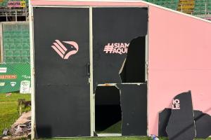 Palermo, Italia, 20 maggio 2026. Stadio Renzo Barbera, Palermo vs Catanzaro, match valido per la Semifinale di ritorno dei Play-Off di Serie B 2025/2026. Nella foto: porta del sottopassaggio che porta agli spogliatoi rotta a fine partita dai giocatori del Catanzaro