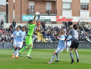 Alessandria, Serie B, 2021/2022, Alessandria-Spal 2-2, giocata allo stadio Giuseppe Moccagatta, nella foto: Enrico Alfonso blocca la palla