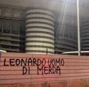 Striscioni tifosi contro Leonardo