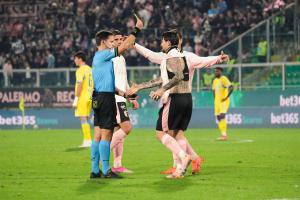Palermo, Italia, 1 novembre 2025. Stadio Renzo Barbera, Palermo vs Pescara, match valido per il campionato di Serie B 2025/2026. Nella foto: Cartelluino giallo Matteo Brunori (Palermo FC)