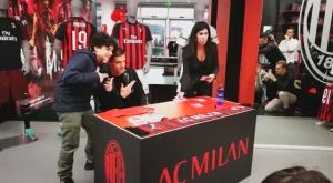 Piatek incontra i tifosi a Casa Milan