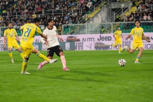 Palermo, Italia, 1 novembre 2025. Stadio Renzo Barbera, Palermo vs Pescara, match valido per il campionato di Serie B 2025/2026. Nella foto: Fabrizio Caligara (Pescara)