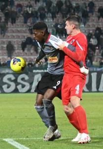 Alessandria Serie C, 2023/2024, Alessandria-Fiorenzuola 0-1, giocata allo stadio Giuseppe Moccagatta, nella foto: Siafa Ethoa Juan Jose contrastato da Marco Ballabio