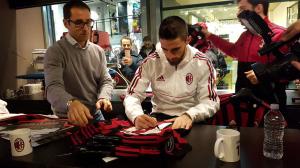 Borini al Milan Megastore di Milano