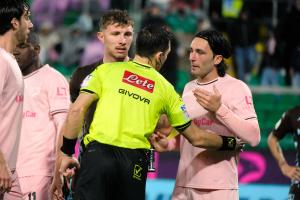 Palermo, Italia, 7 febbraio 2026. Stadio Renzo Barbera, Palermo vs Empoli, match valido per il campionato di Serie B 2025/2026. Nella foto: Proteste Tommaso Augello (Palermo FC)