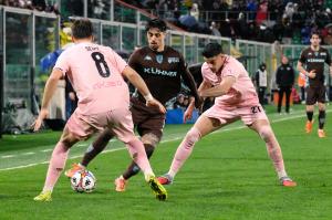 Palermo, Italia, 7 febbraio 2026. Stadio Renzo Barbera, Palermo vs Empoli, match valido per il campionato di Serie B 2025/2026. Nella foto: Salvatore Elia (Empoli FC) e Niccolo’ Pierozzi (Palermo FC)