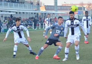 Alessandria, Serie B, 2021/2022, Alessandria-Parma 0-2, giocata allo stadio Giuseppe Moccagatta, nella foto:Tommaso Milanese contrastato da Elias Cobbaut