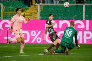 Palermo, Italia, 7 febbraio 2026. Stadio Renzo Barbera, Palermo vs Empoli, match valido per il campionato di Serie B 2025/2026. Nella foto: Jesse Joronen (Palermo FC) e Andrea Ghion (Empoli FC)