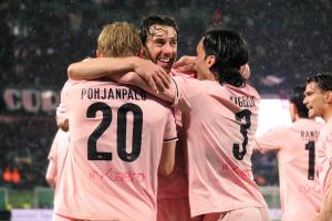 Palermo, Italia, 7 febbraio 2026. Stadio Renzo Barbera, Palermo vs Empoli, match valido per il campionato di Serie B 2025/2026. Nella foto: Esultanza Joel Pohjanpalo (Palermo FC) e Mattia Bani (Palermo FC)