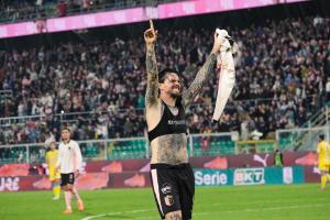 Palermo, Italia, 1 novembre 2025. Stadio Renzo Barbera, Palermo vs Pescara, match valido per il campionato di Serie B 2025/2026. Nella foto: Esultanza Matteo Brunori (Palermo FC)