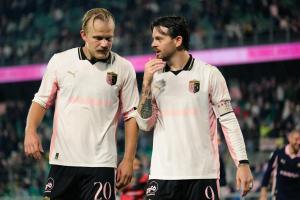 Palermo, Italia, 1 novembre 2025. Stadio Renzo Barbera, Palermo vs Pescara, match valido per il campionato di Serie B 2025/2026. Nella foto: Joel Pohjanpalo (Palermo FC) e Matteo Brunori (Palermo FC)