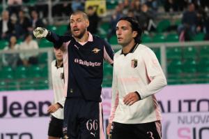 Palermo, Italia, 1 novembre 2025. Stadio Renzo Barbera, Palermo vs Pescara, match valido per il campionato di Serie B 2025/2026. Nella foto: Jesse Joronen (Palermo FC) e Tommaso Augello (Palermo FC)