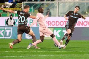 Palermo, Italia, 7 febbraio 2026. Stadio Renzo Barbera, Palermo vs Empoli, match valido per il campionato di Serie B 2025/2026. Nella foto: Emmanuel Gyasi (Palermo FC) e Matteo Lovato (Empoli FC)