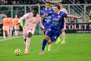 Palermo, Italy, 27 December 2025. Renzo Barbera Stadium, Palermo vs Padova, match valid for the 2025/2026 Serie B championship. In the photo: Claudio Gomes (Palermo FC) and Jonas Harder (Padova)