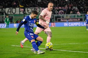 Palermo, Italy, 27 December 2025. Renzo Barbera Stadium, Palermo vs Padova, match valid for the 2025/2026 Serie B championship. In the photo: Papu Gomez (Padova) and Antonio Palumbo (Palermo FC)