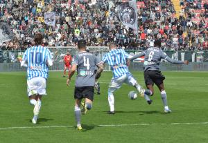 Alessandria, Serie B, 2021/2022, Alessandria-Spal 2-2, giocata allo stadio Giuseppe Moccagatta, nella foto: Abou Ba contrastato da Federico Viviani