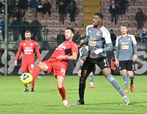 Alessandria Serie C, 2023/2024, Alessandria-Fiorenzuola 0-1, giocata allo stadio Giuseppe Moccagatta, nella foto: Davide Di Quinzio contrastato da Siafa Ethoa Juan Jose