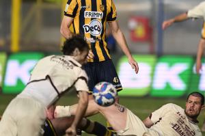 Castellamare di Stabia, 05.04.2025 - Juve Stabia - Salernitana / Campionato Serie B 2024-25 / foto Nicola Ianuale
Nella foto: il gol annullato a Gian Marco Ferrari della Salernitana  per fallo di mano