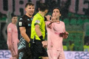 Palermo, Italia, 7 febbraio 2026. Stadio Renzo Barbera, Palermo vs Empoli, match valido per il campionato di Serie B 2025/2026. Nella foto: Proteste Tommaso Augello (Palermo FC)