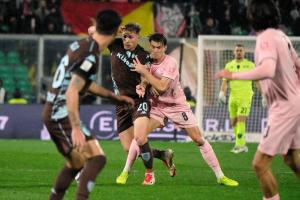 Palermo, Italia, 7 febbraio 2026. Stadio Renzo Barbera, Palermo vs Empoli, match valido per il campionato di Serie B 2025/2026. Nella foto: Matteo Lovato (Empoli FC) e Jacopo Segre (Palermo FC)