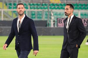 Palermo, Italia, 1 novembre 2025. Stadio Renzo Barbera, Palermo vs Pescara, match valido per il campionato di Serie B 2025/2026. Nella foto: Andrea Rispoli e Frncesco Bolzoni