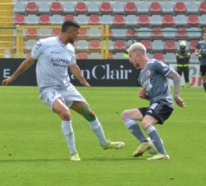 Alessandria, Serie B, 2021/2022, Alessandria-Pordenone 2-0, giocata allo stadio Giuseppe Moccagatta, nella foto: Simone COorazza contrastato da Hamza El Kaouakibi