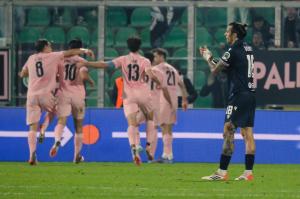 Palermo, Italia, 12 dicembre 2025. Stadio Renzo Barbera, Palermo vs Sampdoria, match valido per il campionato di Serie B 2025/2026. Nella foto: Lorenzo Venuti (Sampdoria) delusione