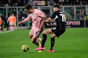 Palermo, Italy, 18 January 2026. Renzo Barbera Stadium, Palermo vs Spezia, match valid for the 2025/2026 Serie B championship. In the photo: Bartosz Bereszynski (Palermo FC) and Emanuele Adamo (Spezia)