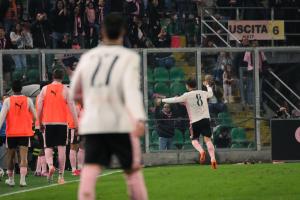 Palermo, Italia, 1 novembre 2025. Stadio Renzo Barbera, Palermo vs Pescara, match valido per il campionato di Serie B 2025/2026. Nella foto: Esultanza Jacopo Segre (Palermo FC)