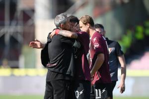 Salerno, Salernitana-Sassuolo-Campionato Serie A 2022/23
Nella foto: Paulo Sousa abbraccia i suoi ragazzi