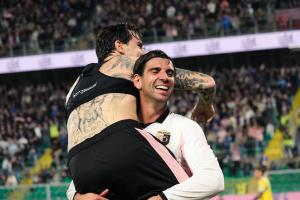 Palermo, Italia, 1 novembre 2025. Stadio Renzo Barbera, Palermo vs Pescara, match valido per il campionato di Serie B 2025/2026. Nella foto: Esultanza Matteo Brunori (Palermo FC) e Pietro Ceccaroni (Palermo FC)