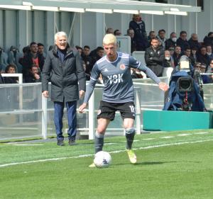 Alessandria, Serie B, 2021/2022, Alessandria-Spal 2-2, giocata allo stadio Giuseppe Moccagatta, nella foto: Simone Corazza in possesso palla, alle spalle l'allenatore della Spal Roberto Venturato