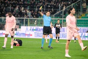 Palermo, Italy, 18 January 2026. Renzo Barbera Stadium, Palermo vs Spezia, match valid for the 2025/2026 Serie B championship. In the photo: Yellow card Emmanuel Gyasi (Palermo FC)