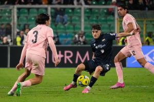 Palermo, Italia, 12 dicembre 2025. Stadio Renzo Barbera, Palermo vs Sampdoria, match valido per il campionato di Serie B 2025/2026. Nella foto: Tommaso Augello (Palermo FC) e Tiziano Istrefi (Sampdoria)